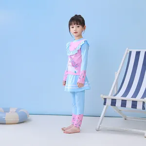 Dettaglio di un costume da bagno tre pezzi per bambina con stampa unicorno e maniche lunghe