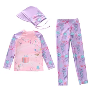 Détail à plat du maillot de bain trois pièces pour filles avec motifs de méduses roses