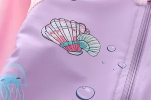 Detailansicht der Kinder-Bademode mit Quallen-Print und robustem Nylon-Reißverschluss