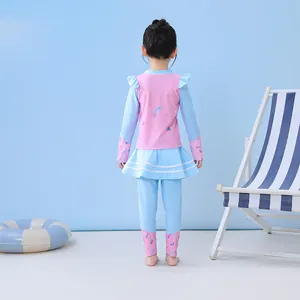 Dettaglio del costume da bagno due pezzi a maniche lunghe per bambina con stampa unicorno