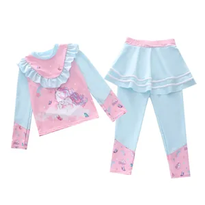 Dettaglio costume da bagno bambina con maniche a farfalla rosa e stampa unicorno