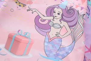 Détail macro de l'imprimé sirène sur le tissu rose du maillot de bain manches longues