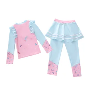 Dettaglio in piano del costume da bagno bimba a maniche lunghe con stampe di unicorno