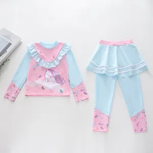 Dettaglio flat lay di costume da bagno per bambine con unicorno e maniche lunghe