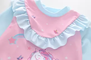 Dettaglio costume da bagno bambina con collo a balze e stampa di unicorno pastello