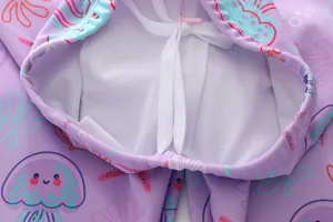 Détail du bas de maillot de bain fille violet avec imprimé océan et doublure filet