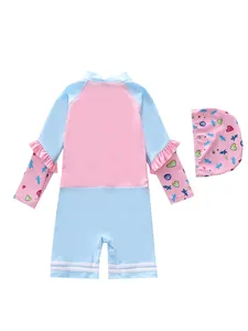 Detail von pink und blau langarm Mädchen Badeanzug mit Rüschen und Herzmustern