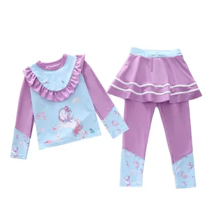 Dettaglio costume da bagno bambina a maniche lunghe con colletto a balze e unicorno