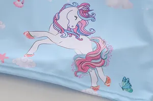 Dettaglio di costume da bagno azzurro per bambina con stampa unicorno e cuciture fini