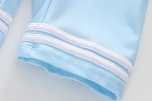 Detailaufnahme des hellblauen Badeanzugärmels mit weißen Streifen und hochwertiger Textur