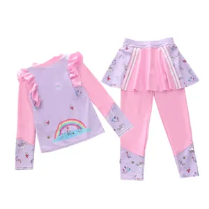 Dettaglio costume da bagno maniche lunghe rosa e viola con volant e unicorni