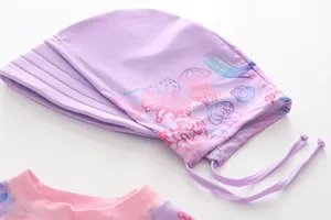 Détail du bonnet de bain violet avec motif méduse et cordon réglable pour filles