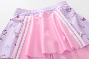 Dettaglio costume da bagno bimba rosa e viola con stampe unicorno e strisce sportive