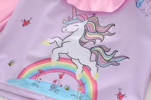 Dettaglio della stampa con unicorno e arcobaleno su costume da bagno lilla per bambine
