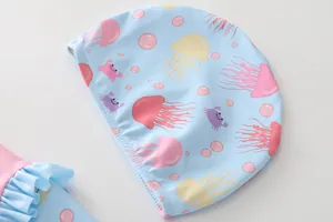 Nahaufnahme der Kinder-Badekappe mit süßen Quallen- und Krabbenmotiven auf Blau