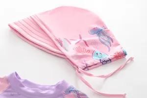 Détail du bonnet de bain rose pour fille avec imprimés de méduses de l'océan