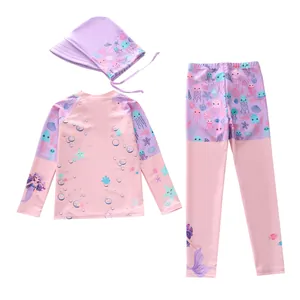 Détail à plat d'un maillot de bain trois pièces sirène pour filles avec pantalon long