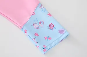 Dettaglio della manica a farfalla rosa e blu con stampa di unicorni su costume da bambina