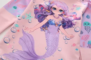 Gros plan d'un maillot de bain manches longues pour fille avec sirène et méduses colorées