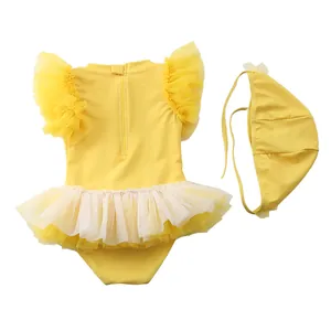 Dettaglio costume da bagno giallo per neonata con volant in tulle e cuffia abbinata