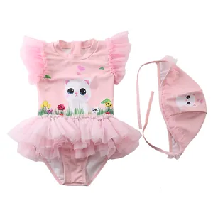 Dettaglio costume da bagno rosa per bambine con gonna in tulle e stampa gatto carino
