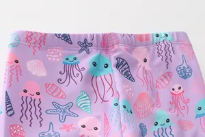 Détail du legging de bain enfant avec imprimé méduse violette et taille élastique