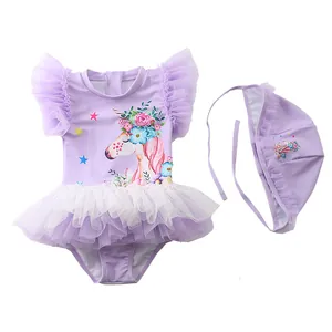 Dettaglio del costume da bagno unicorno con maniche a farfalla e gonna tutù viola a strati