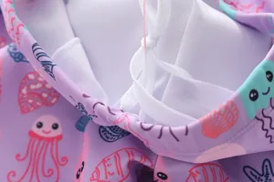 Détail du short de bain fille avec doublure en maille, cordon et motifs marins