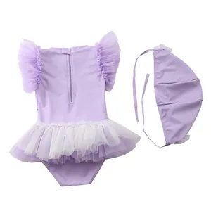 Costume da bagno viola per bambine con volant in rete e cuffia da nuoto abbinata