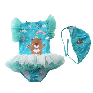 Dettaglio costume da bagno blu per bambina con stampa orsetto e gonna in tulle con cuffia