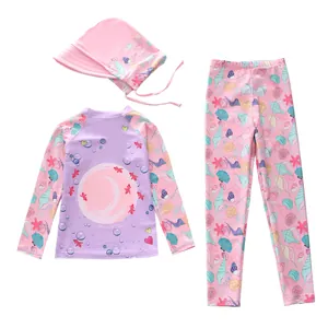 Détail à plat d'un maillot de bain trois pièces anti-UV pour fille avec motifs de l'océan