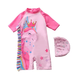 Détail d'un maillot de bain rose pour enfant avec licorne et bords à volants