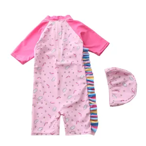 Détail du maillot de bain licorne rose avec bonnet assorti et volants arc-en-ciel