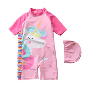 Vue détaillée du maillot de bain licorne rose pour filles avec volants et bonnet assorti