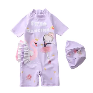 Détail d'un maillot de bain violet clair pour enfant avec motif cygne et bords à volants