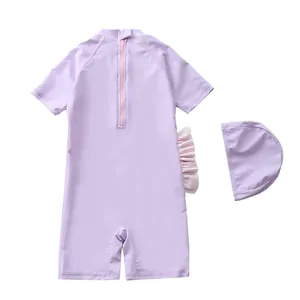 Maillot de bain enfant lavande avec zip dorsal, volants et bonnet de bain assorti