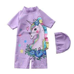 Détail du maillot de bain licorne lavande avec volants et bonnet de bain assorti pour filles