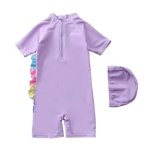 Détail de maillot de bain lilas pour enfants avec volants arc-en-ciel et zip au dos