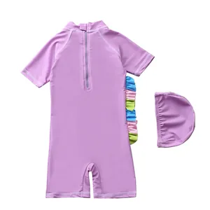 Détail du maillot de bain violet pour enfant avec volants et bonnet de bain