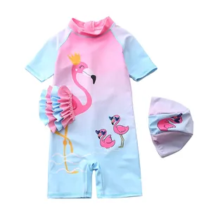 Détail du maillot de bain flamant pour bébés avec dégradé de couleurs et volants