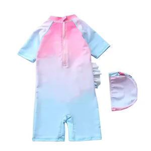 Maillot de bain enfant dégradé avec bonnet assorti et détails de volants sur les côtés