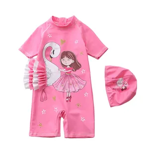 Détail d'un maillot de bain rose pour fille avec motif ballerine et bords volantés