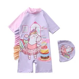 Détail du maillot de bain licorne lavande pour filles avec volants et bonnet de bain assorti