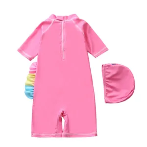 Vue détaillée du dos d'un maillot de bain rose pour fille avec fermeture éclair et volants