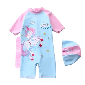 Détail de maillot de bain bleu pour fille avec motif licorne et bonnet assorti