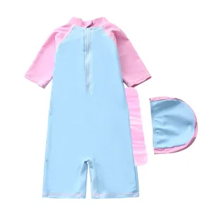 Détail du maillot de bain bleu et rose pour fille avec volants et zip au dos