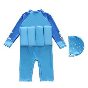 Detail van drijvend zwempak met lange mouwen voor kinderen met astronautenprint en schuim
