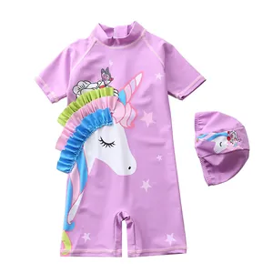Détail du maillot licorne pour filles avec crinière à volants 3D et son bonnet