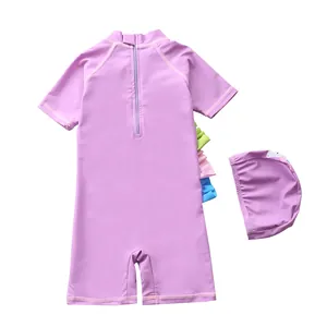 Détail du maillot de bain violet pour enfant avec volants colorés, fermeture éclair et bonnet
