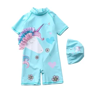 Détail du maillot de bain bébé bleu avec licorne à volants 3D et bonnet assorti
